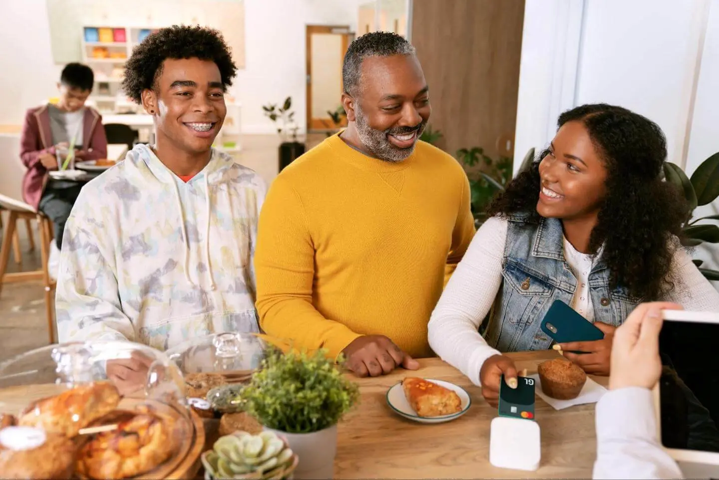 Difference between debit and credit: family eating together