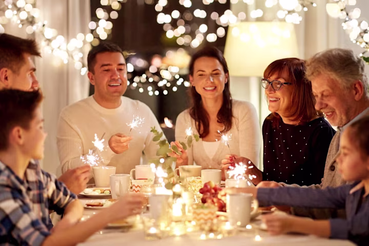 New Year's resolutions 2023: family celebrating the New Year's with sparklers