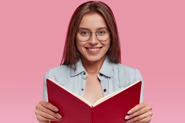 How to pay for college without loans: student holding a notebook