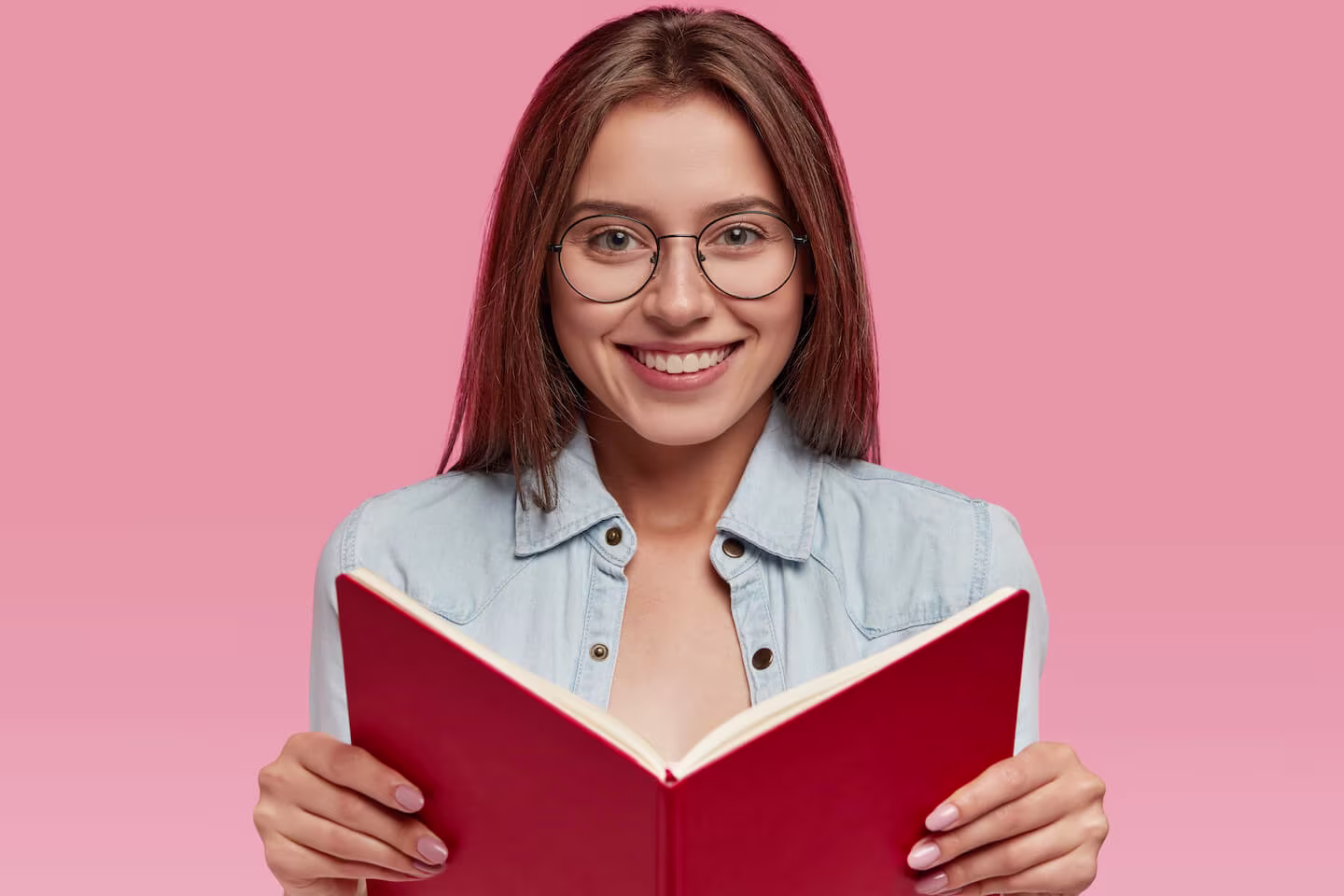 How to pay for college without loans: student holding a notebook