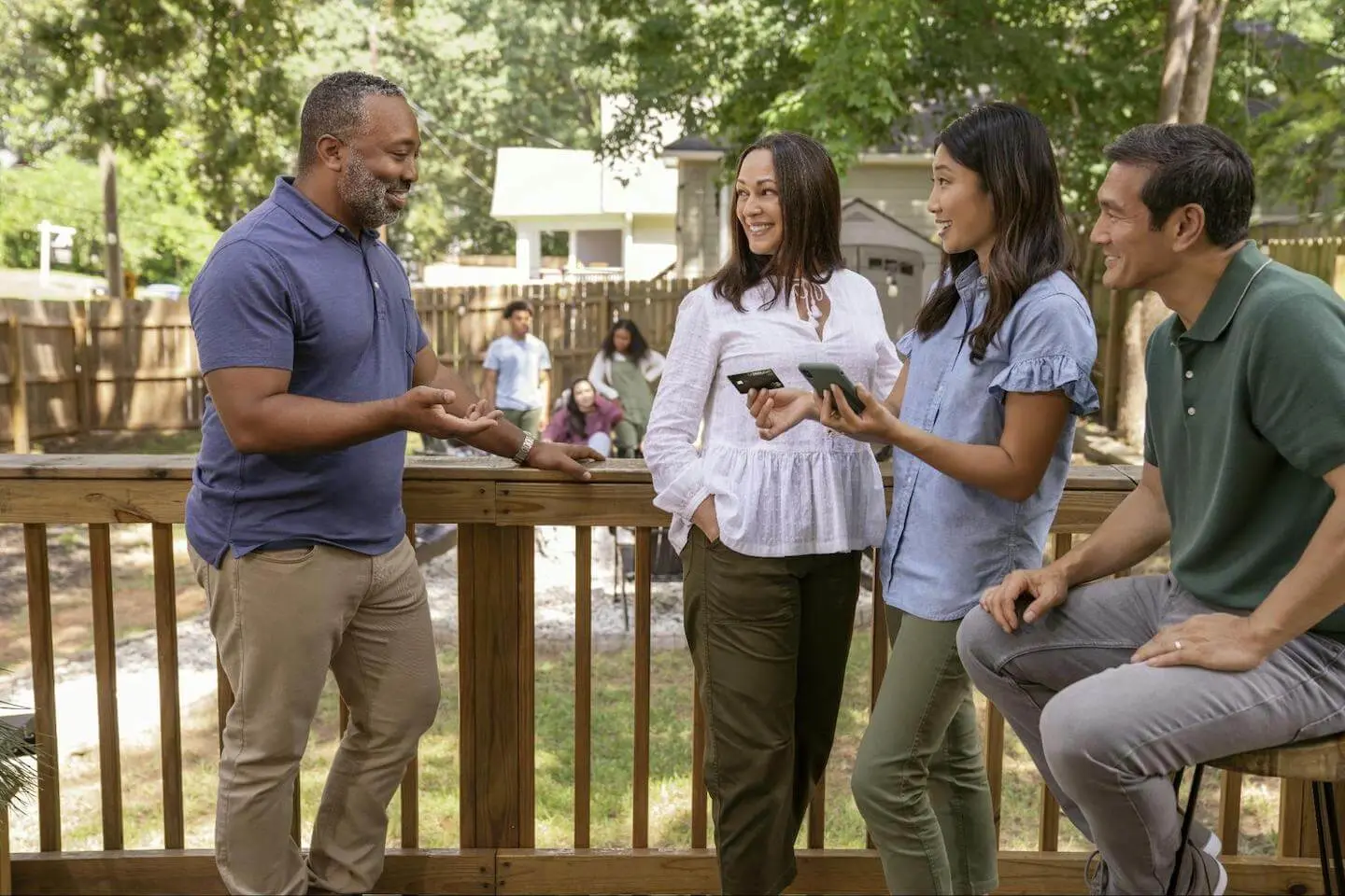 Should I pay off my credit card in full: man talking to a woman