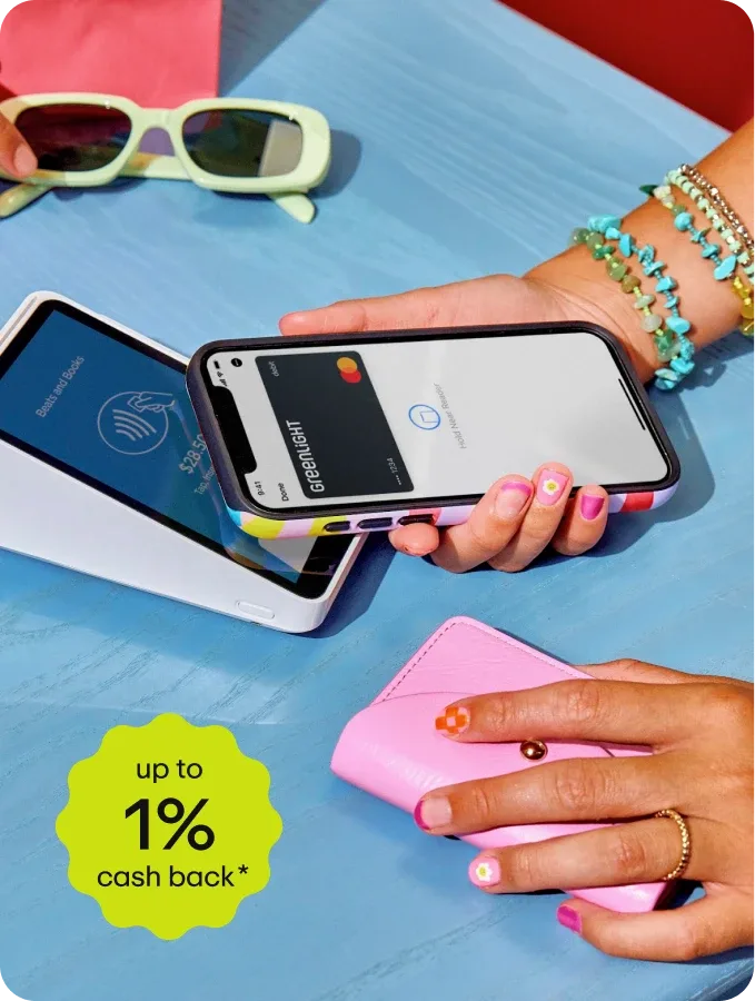 Making a contactless purchase and earning 1% cash back