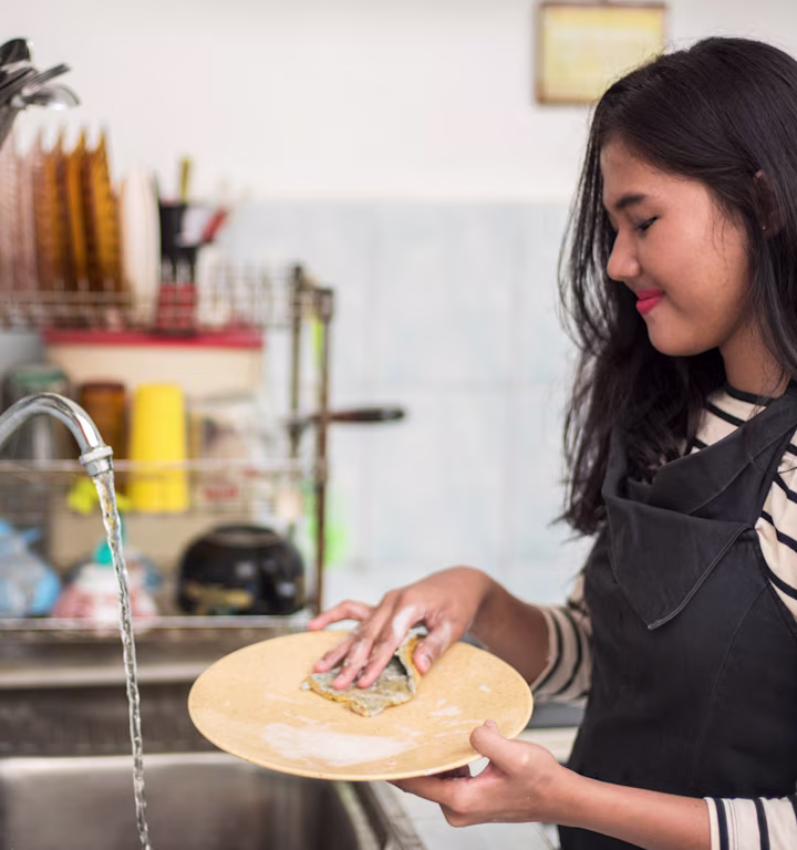 girl washing dishes
