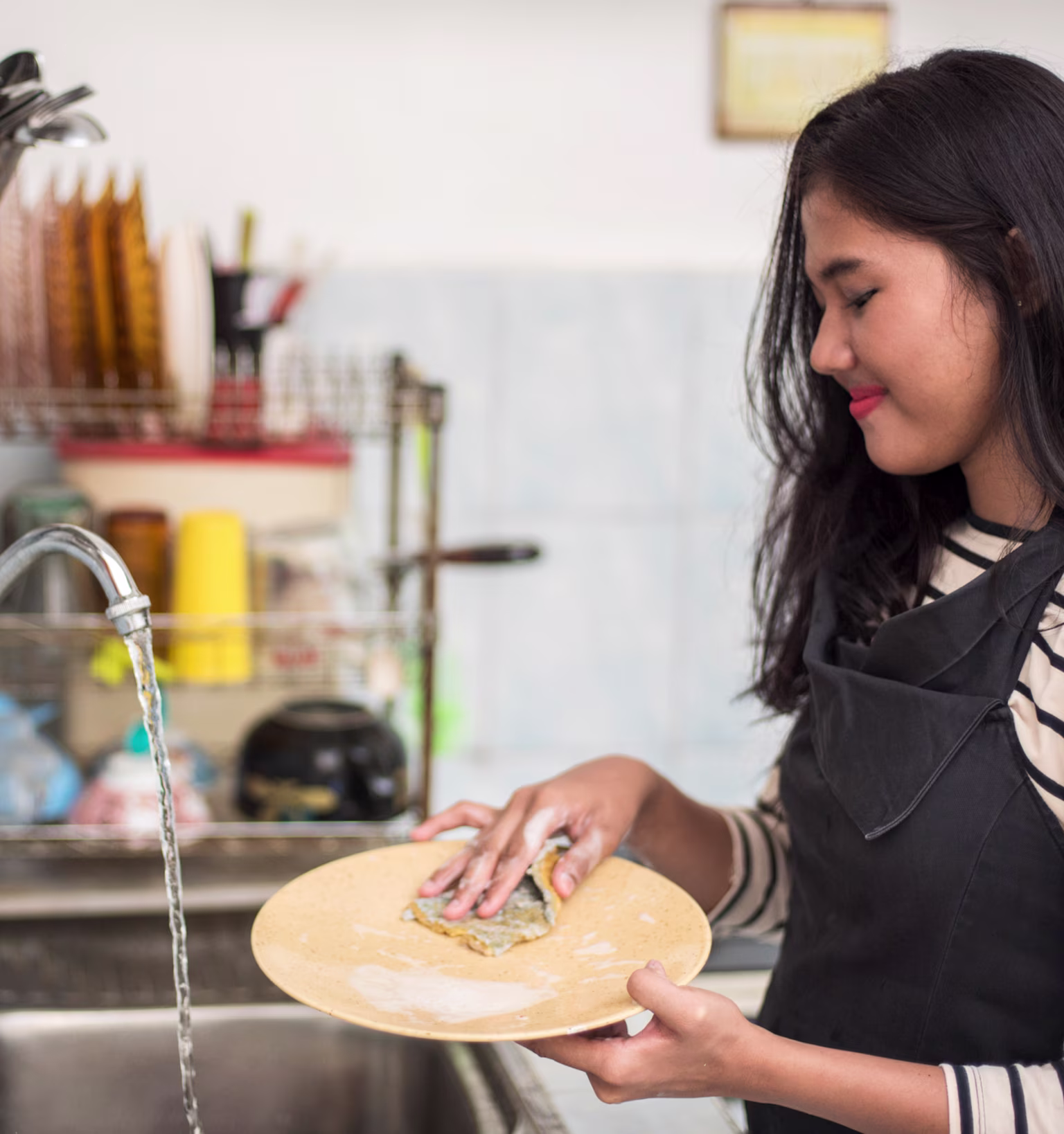girl washing dishes