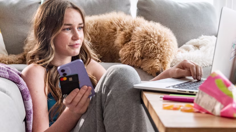 Teen shopping and gets purchase protection using Greenlight