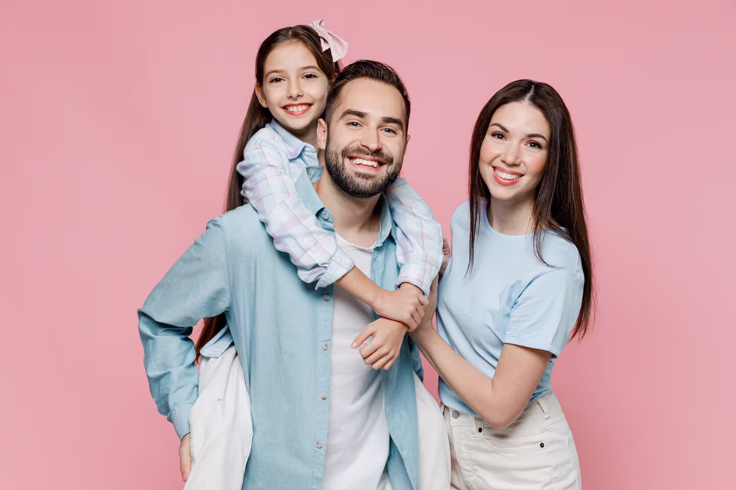 Child tax credit 2023: family portrait on a pink background