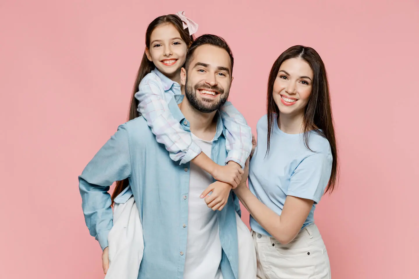 Child tax credit 2023: family portrait on a pink background