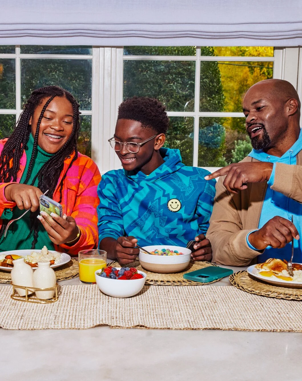 A family at the breakfast table — a teen showing her phone, a younger teen eating cereal, and their dad smiling
glskillFp70d1ddfb9476d4cfdd9e7bc33fa631f89eabaee12b36131080b685fb1fa71242