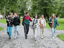 When can kids walk home from school alone? Legal age rules + safety tips for parents