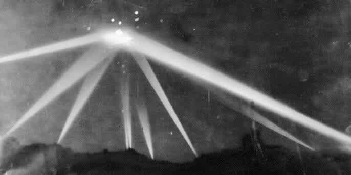 Searchlights converge on an unidentified object the battle of los angeles UFO photo 