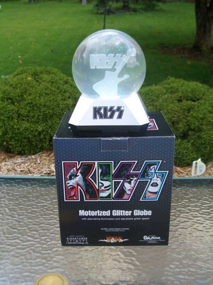 kiss snow globe