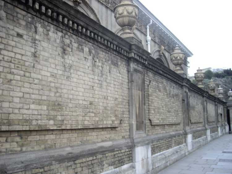 Buckingham Palace walls