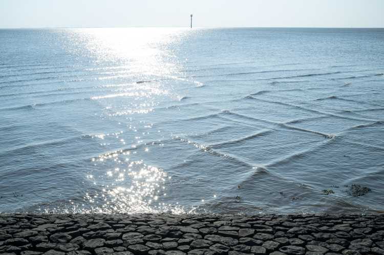 square waves cross sea