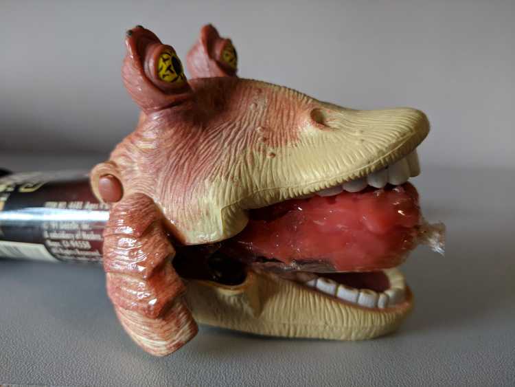 Jar-Jar-Binks candy tongue