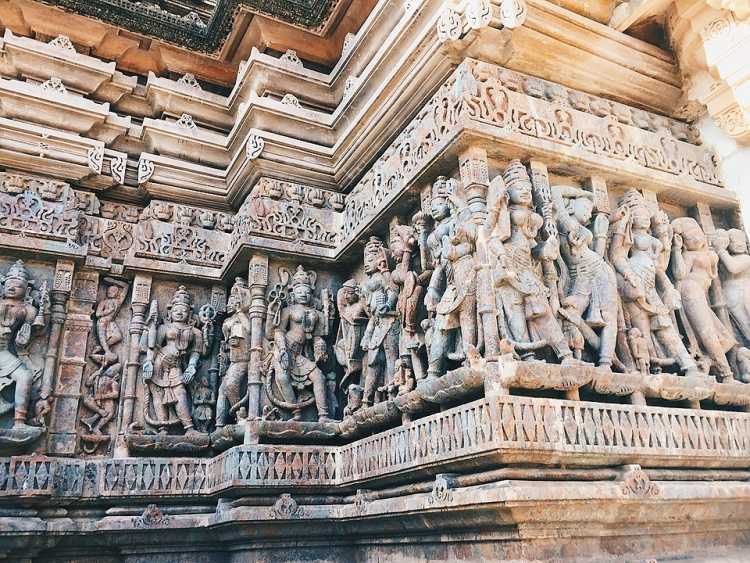Palitana temple Statues Jain Shatrunjaya hills
