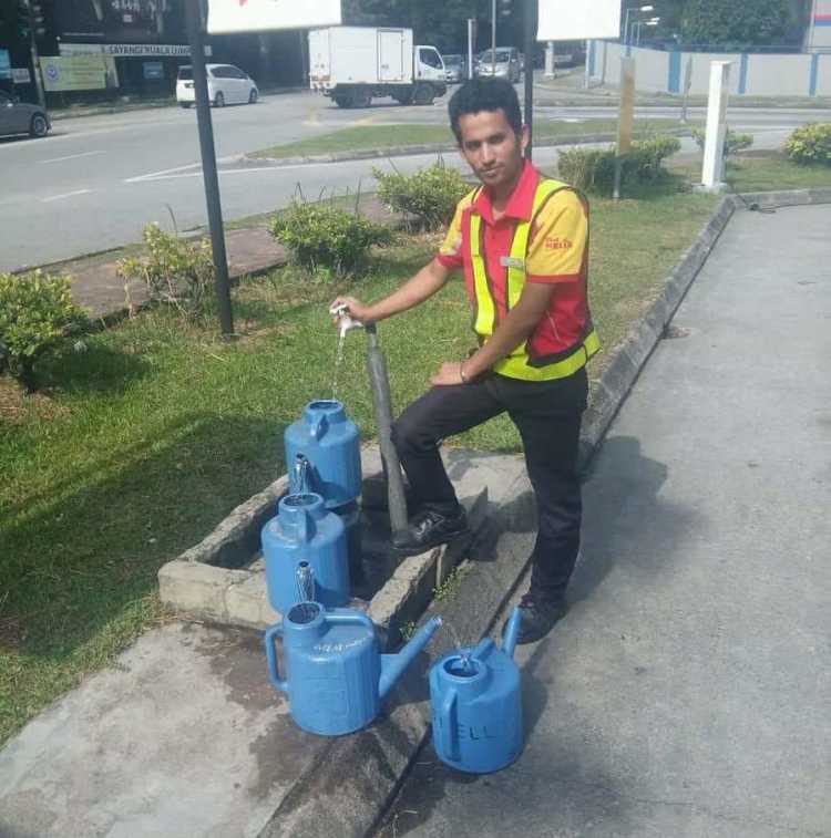 Genius Gardener filling up watering cans