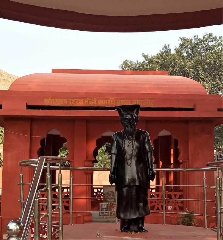 Statue of Dashrath Manjhi in front of his memorial at Gehlaur 