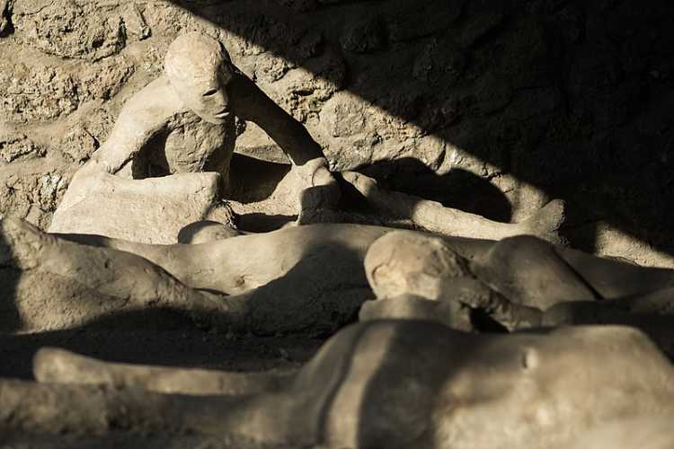 Body of Vesuvius eruption victim preserved in ash coating in Pompeii, 2016