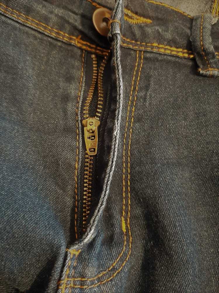 jeans Zipper lock facing downwards