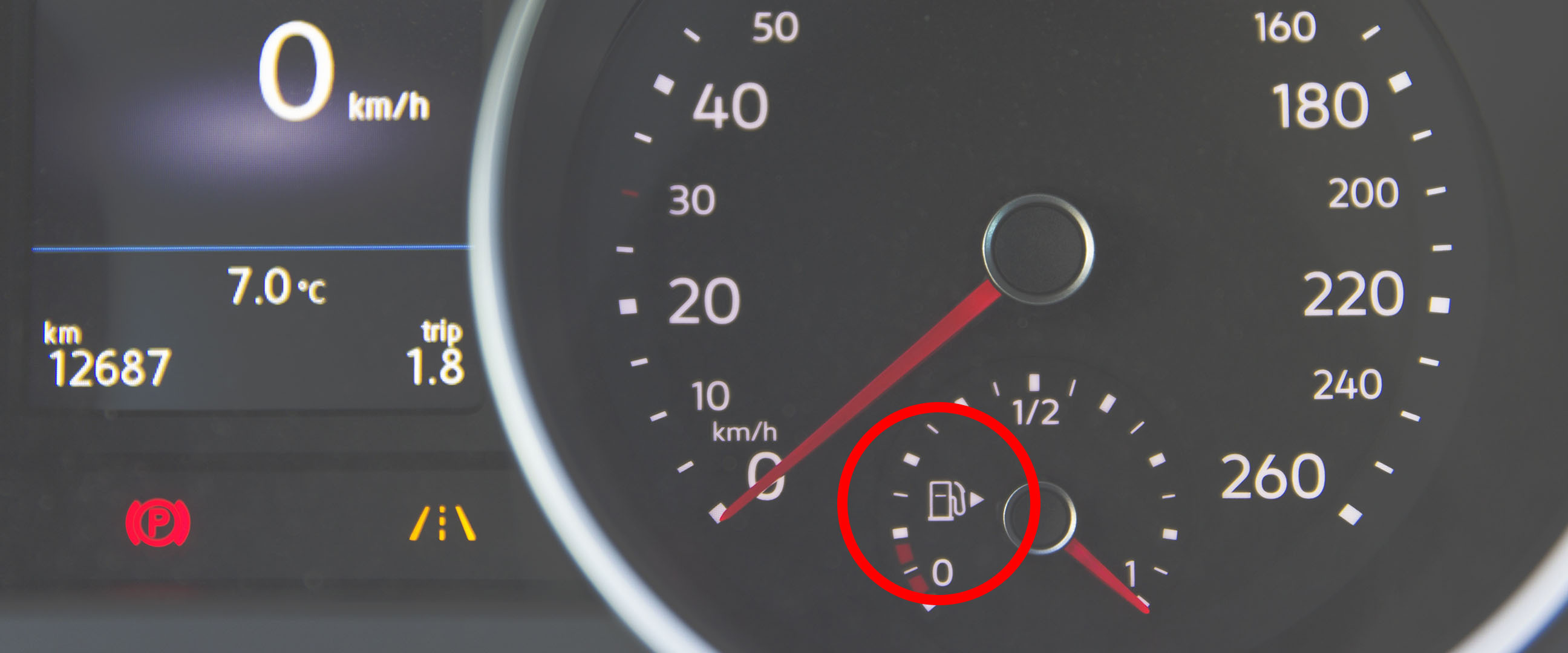 Närbild på symbolen för bränslemätaren i en bil