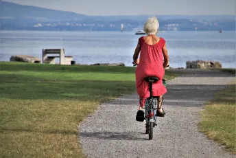 cyklande äldre dam