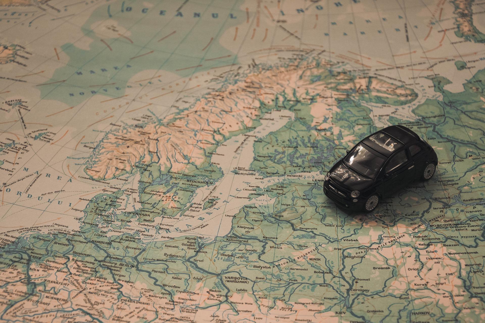 Svart leksaksbil på Europakarta.