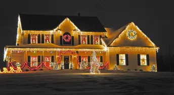 Ett hus med julbelysning