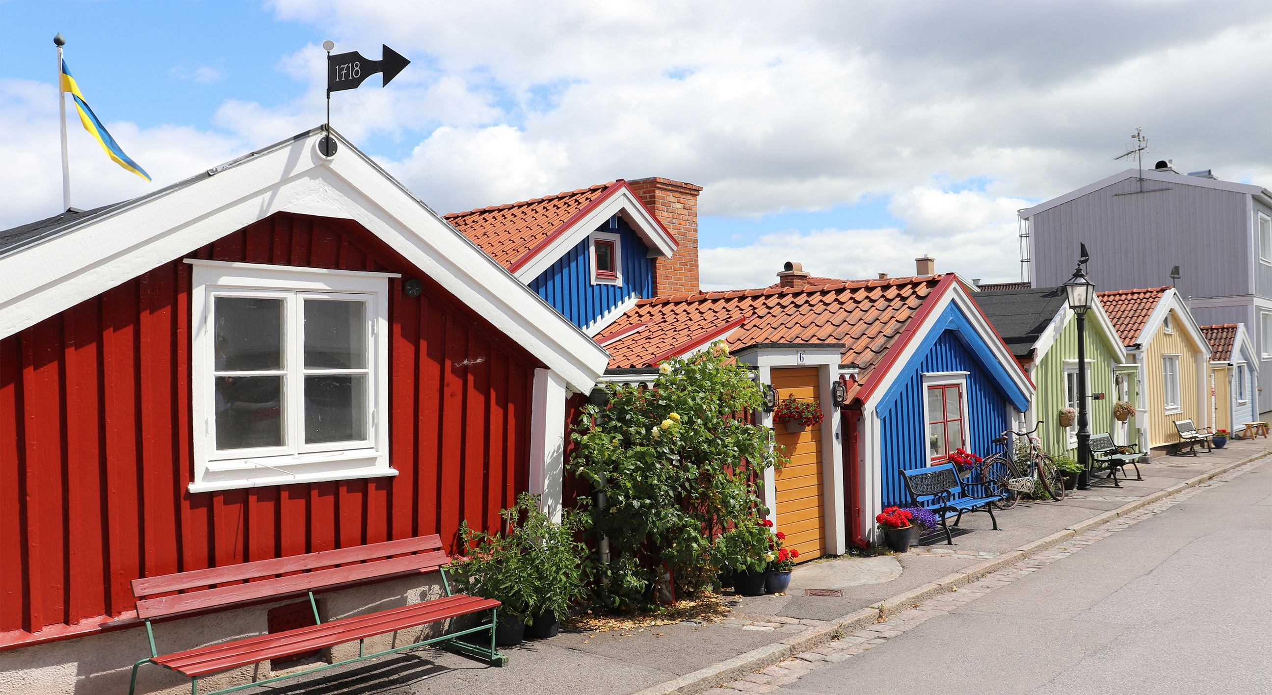 rad med färgade hus