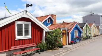 rad med färgade hus