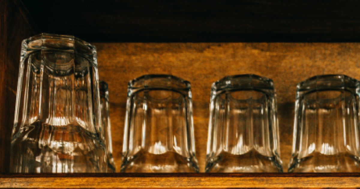 koppar och glas i ett skåp