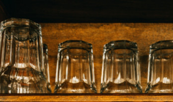 koppar och glas i ett skåp