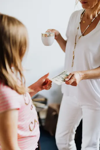 mamma och dotter med veckopeng