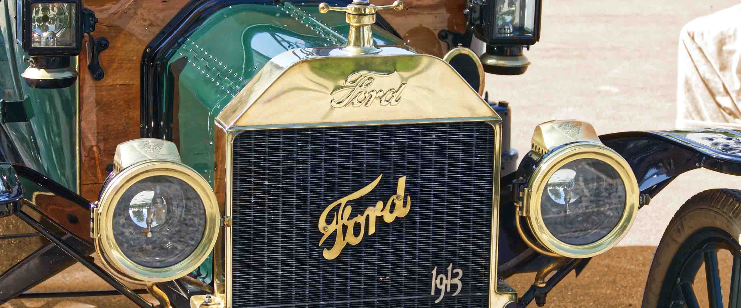 1913 årsmodell av T-Forden i grönt och guld. Första bilen att masstillverkas av Henry Ford.