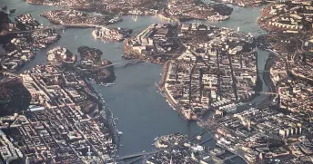 Flygplansfoto som visar stadsdelarna Södermalm, Gamla stan, Kungsholmen och city i Stockholm
