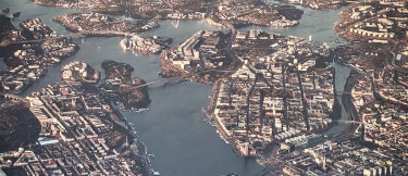 Flygplansfoto som visar stadsdelarna Södermalm, Gamla stan, Kungsholmen och city i Stockholm