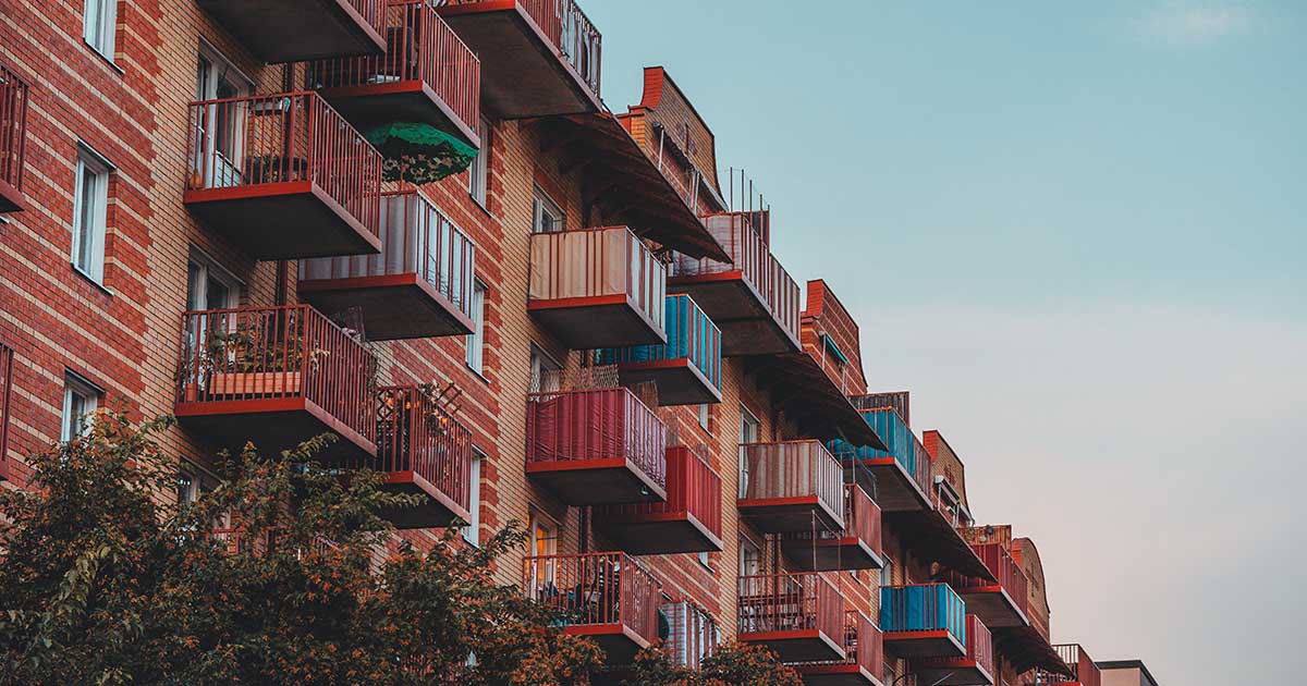 Ett lägenhetshus av rött tegel i Stockholm