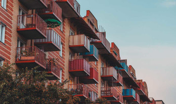 Ett lägenhetshus av rött tegel i Stockholm