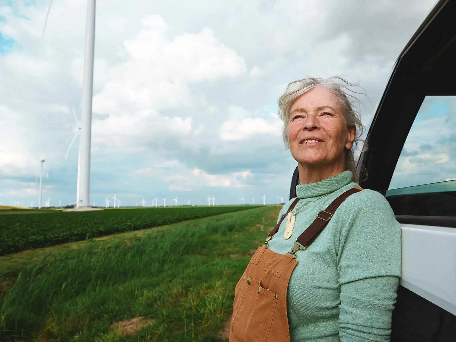 Vandebron klantfoto met windmolens op de achtergrond