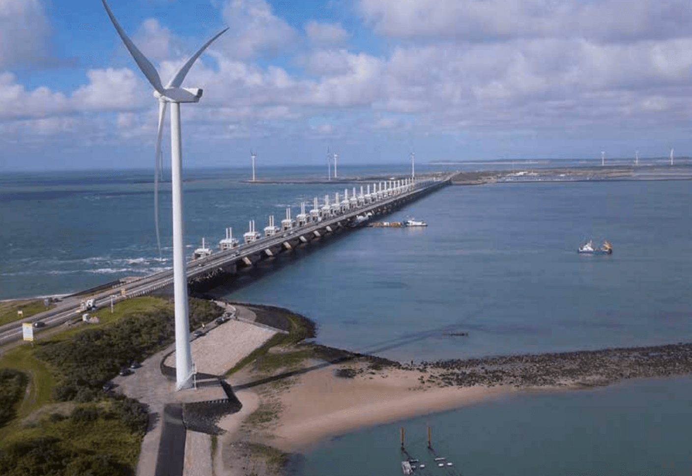 Windmolenpark bij de sluizen van de Afsluitdijk en de Oosterscheldekering 