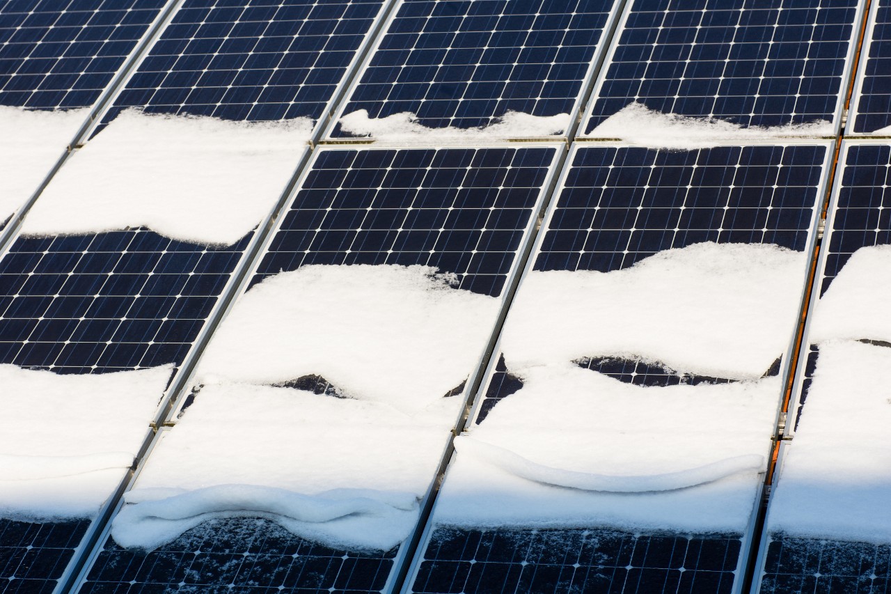 Sneeuw op je zonnepanelen? Vooral lekker laten liggen!