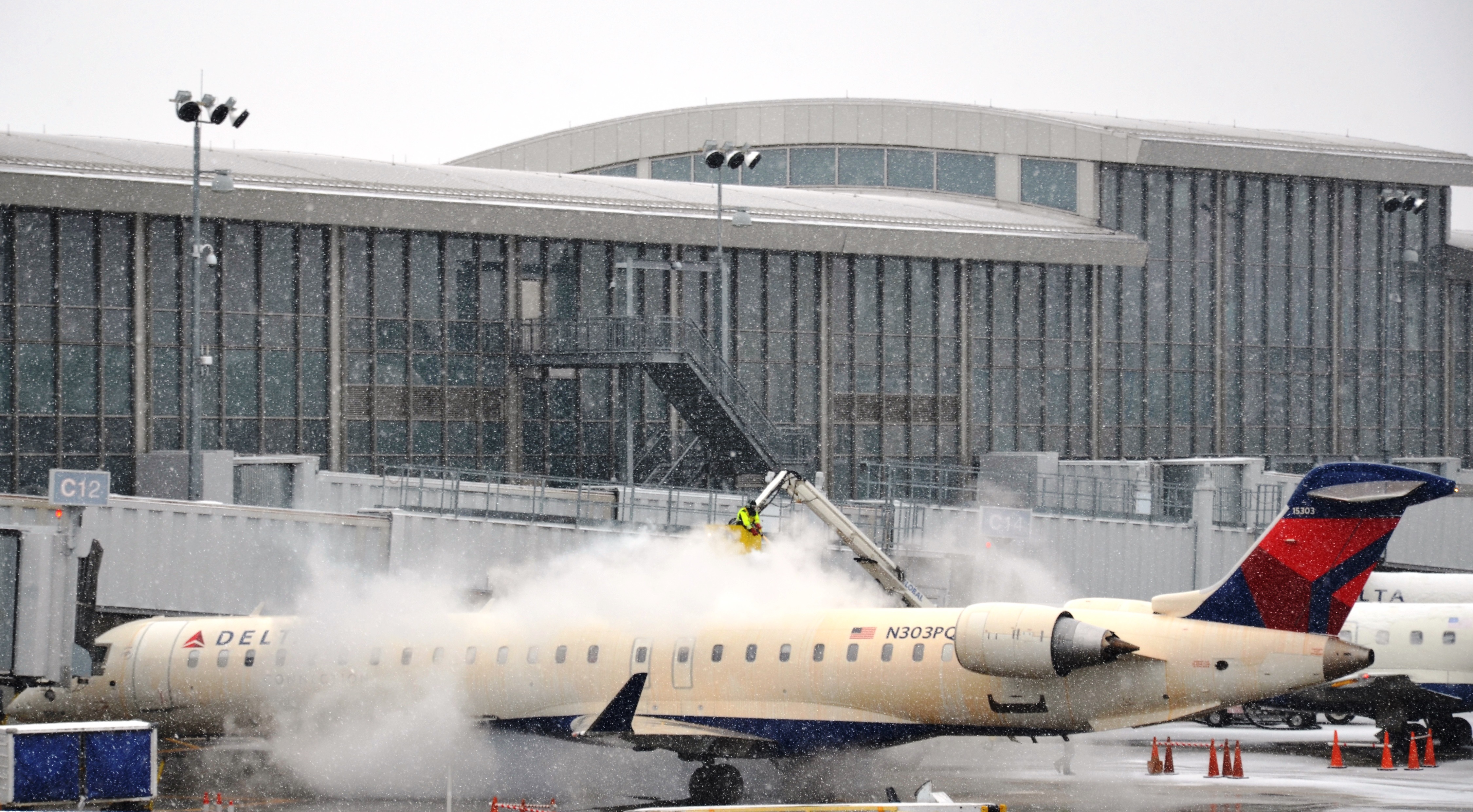 Deicing-Delta-Plane12.jpg