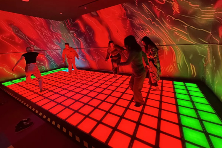 News-LAT-ISC-HijinxHotel