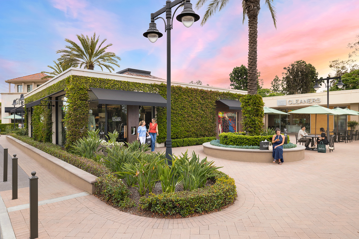  View of the courtyard at Harbor View Shopping Center 