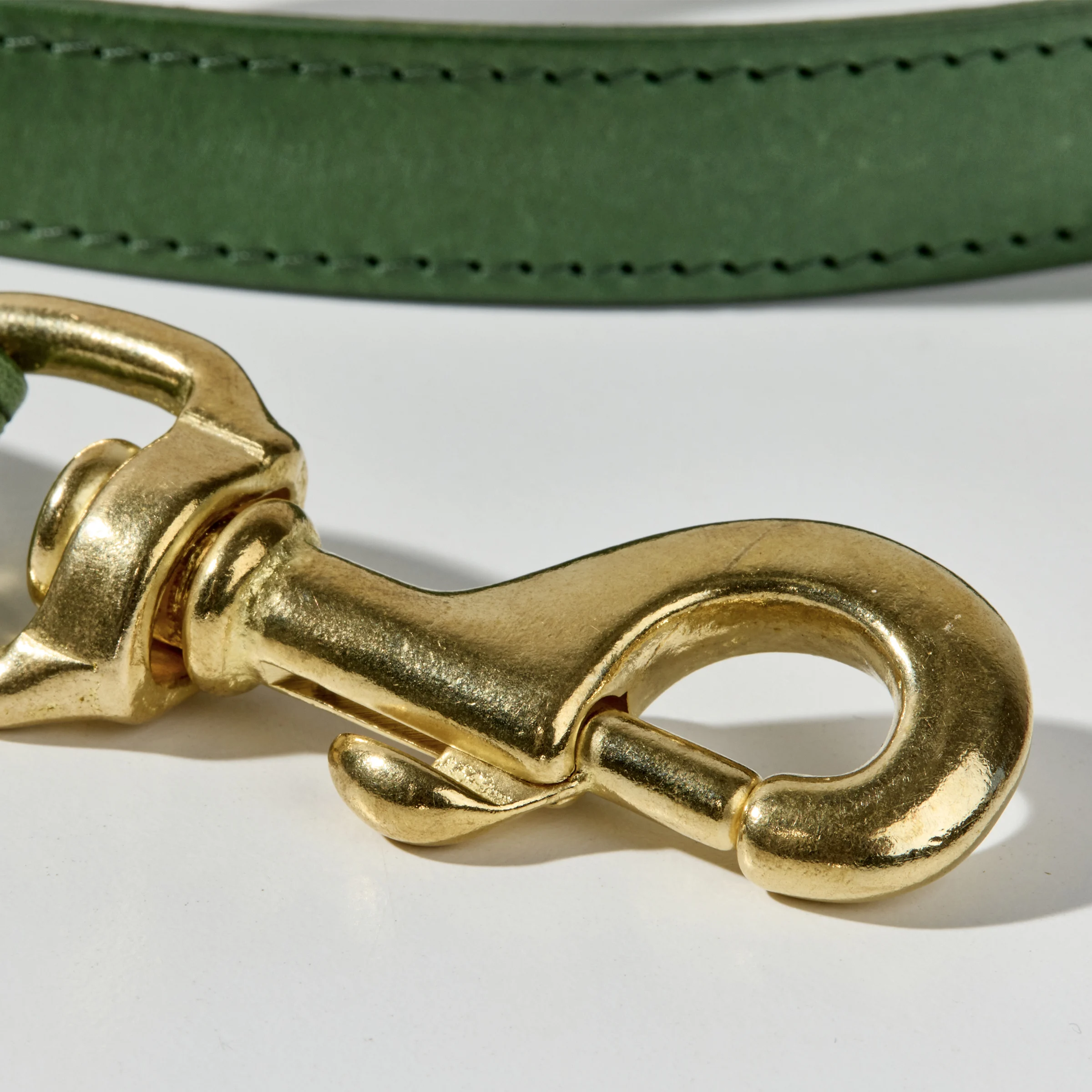 360° trigger hook – 360° solid brass trigger hook to for easy attachment to either a harness or collar.