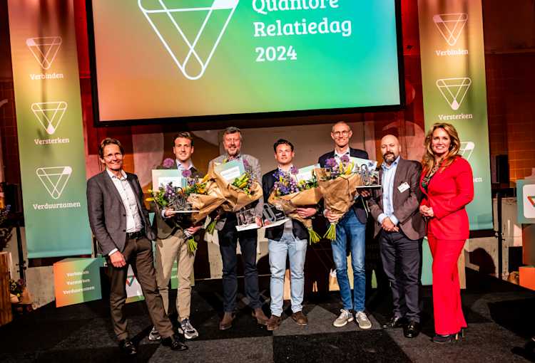 Op de foto (v.l.n.r.): Arnold Theuws (Algemeen directeur), Bob Swinkels (Unilever), Frans Hondmann (Altkin), Matthijs van der Burgt (Canon), Joop Dijkstra (Casio), Dennis Albers (Manager Inkoop) en Helga van Leur (gastspreker). Winnaars Quantore awards 2024