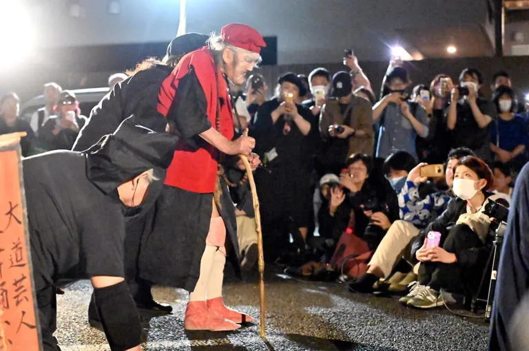 94歳の大道芸人、百歳目指して踊り続ける