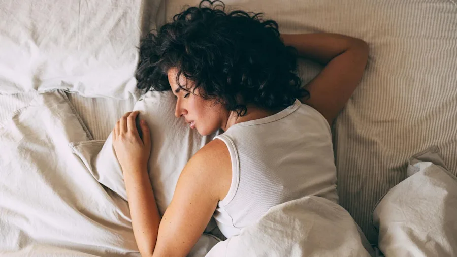 寝言はなぜ起こる?研究が明かす睡眠中の脳の働き