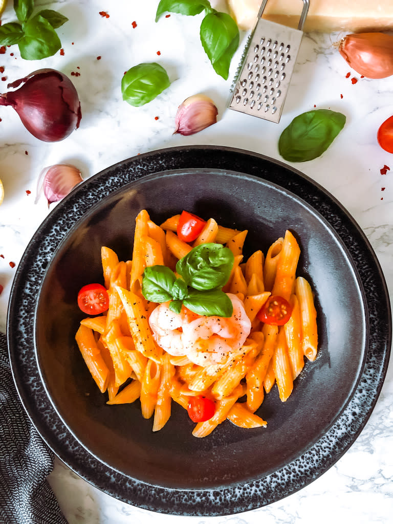 Penne mit fruchtiger Tomatensoße und Garnelen Bild