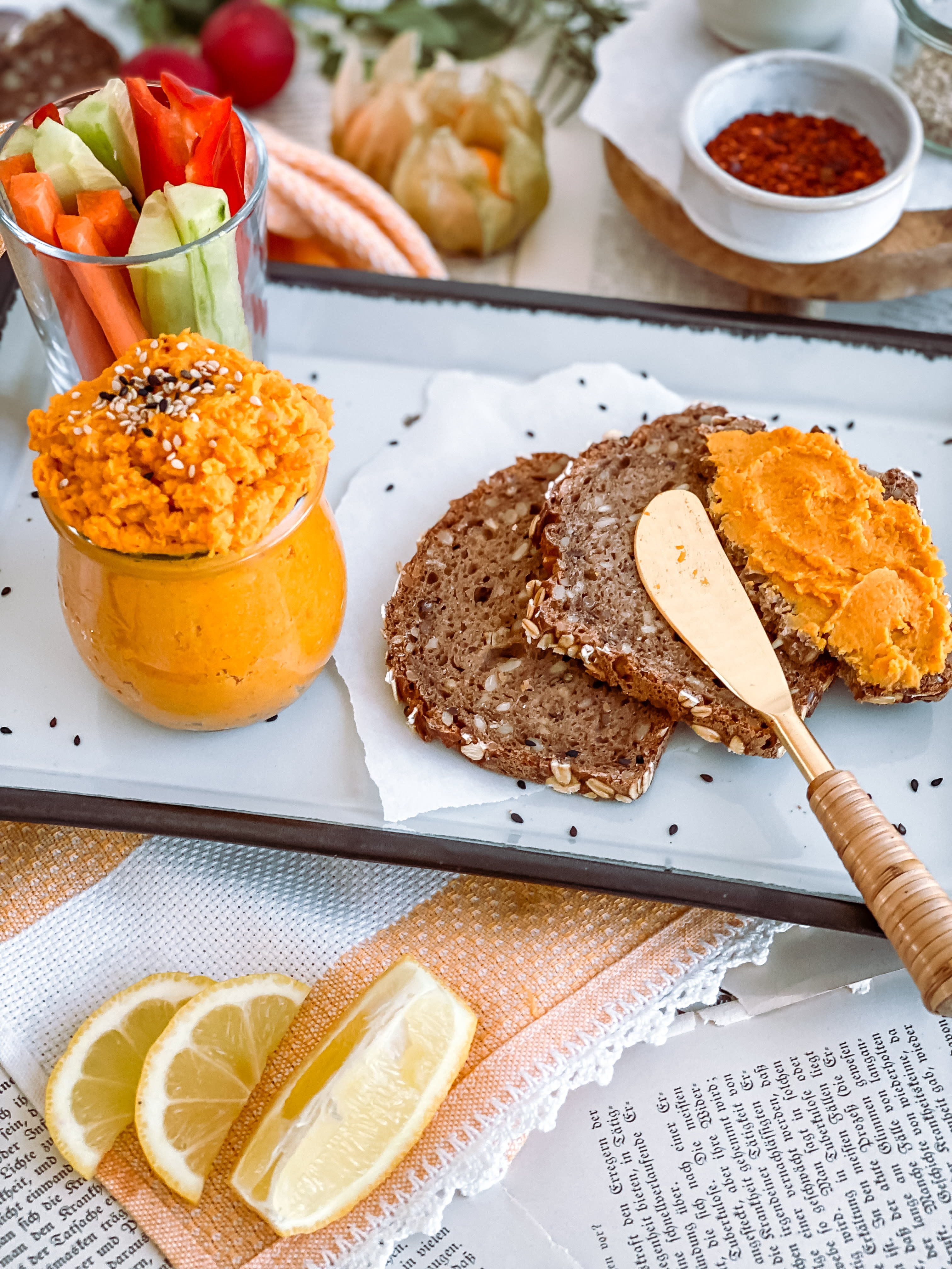 Karotten - Hummus mit Knäckebrot Bild