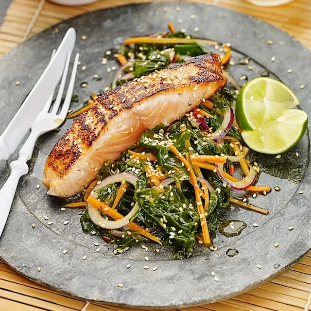 Sockersaltad lax med asiatisk havssallad